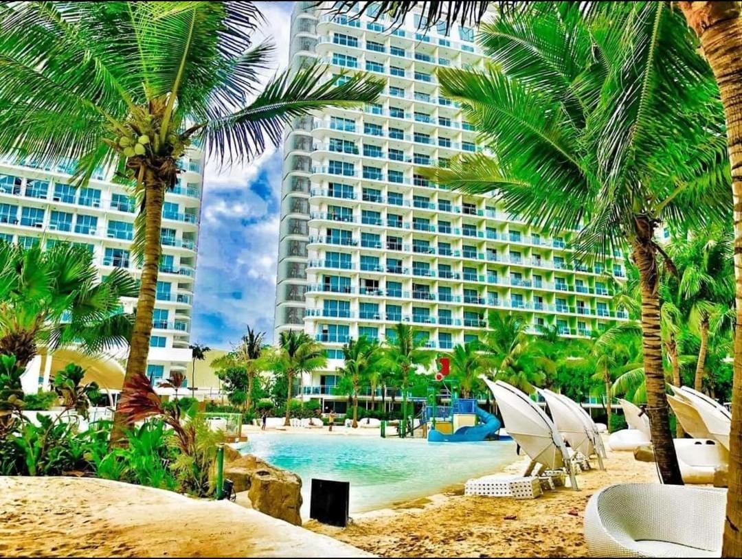 Condotel at SM Bicutan Manila Esterno foto